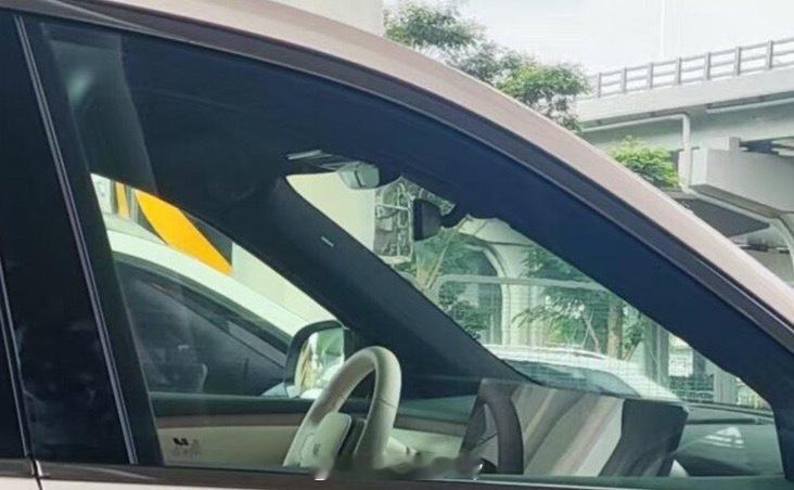 最近看理想L9 方向盘上那块小屏幕取消掉了网上议论的还挺多你们怎么看？用习惯的觉