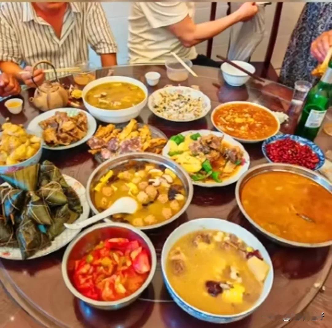 一个家庭主妇的端午节是这样子的
一个人忙了一上午
张罗了一大桌子菜
却一口也没吃