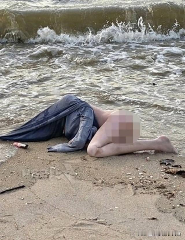 当赶到的医护人员和警方确认后才发现：这根本不是人，而是一具昂贵的成人实体娃娃，价