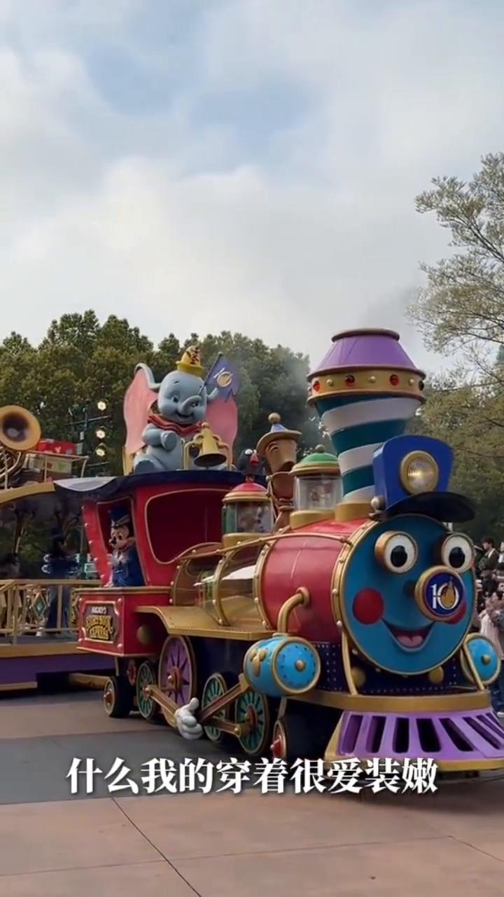 我们家的樱花都开了，天气超好。从俄罗斯回来就答应米粒要带她到迪士尼，而且是我跟爸