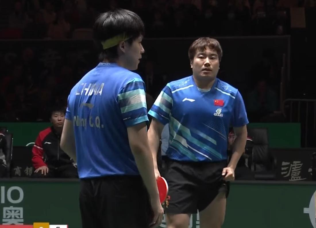 奇怪了，王楚钦刚打完单打，怎么又打双打？

在第三盘男单中，
王楚钦和弗朗西斯科