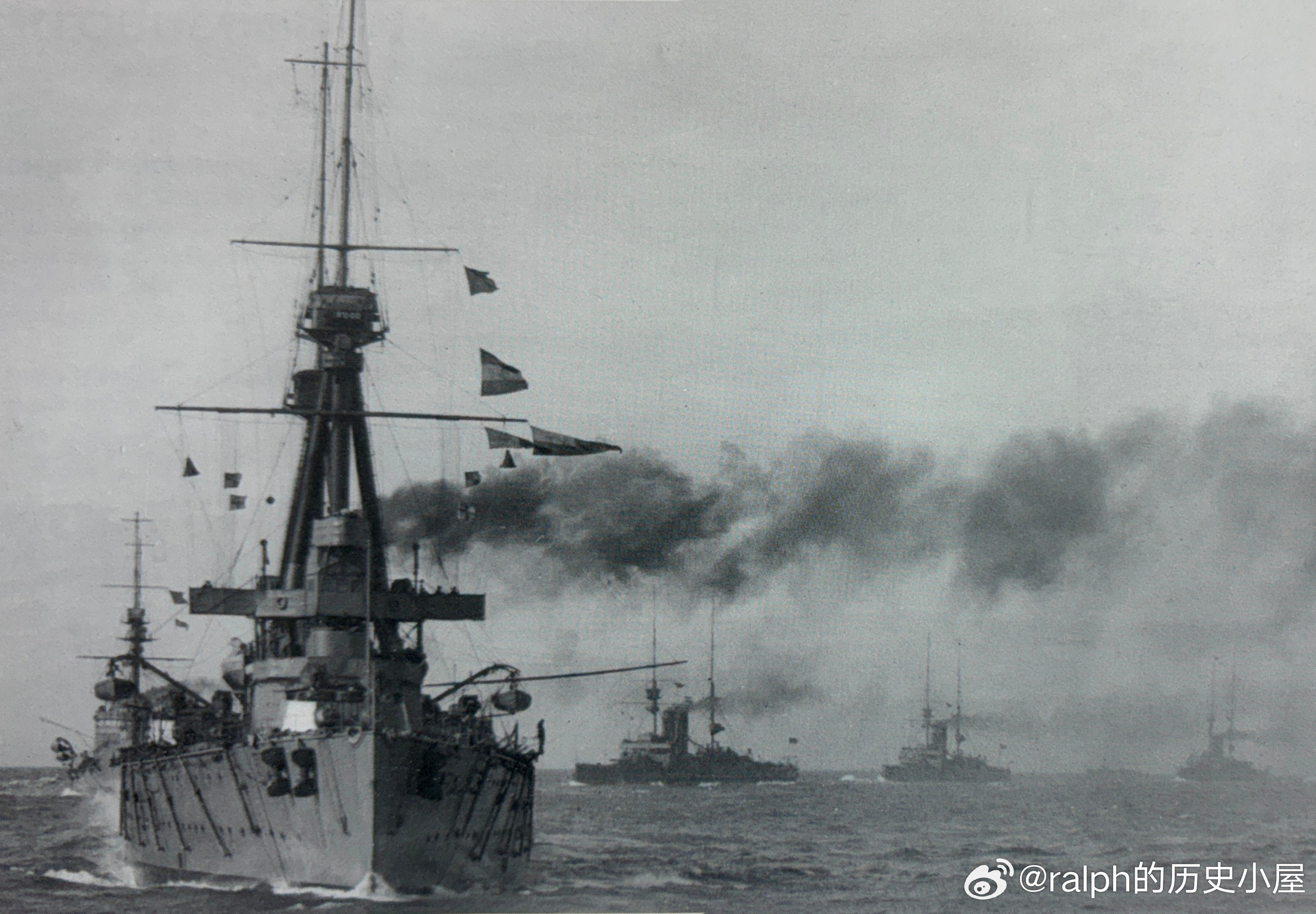 1909年演习中HMS Inflexible“不屈”号引领爱德华七世级前无畏舰军