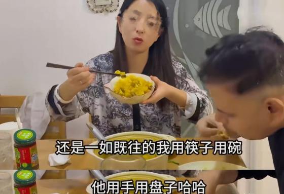印度这波高温实在离谱，气温直逼50℃。

一个娶了中国媳妇的印度大哥，拍视频说了