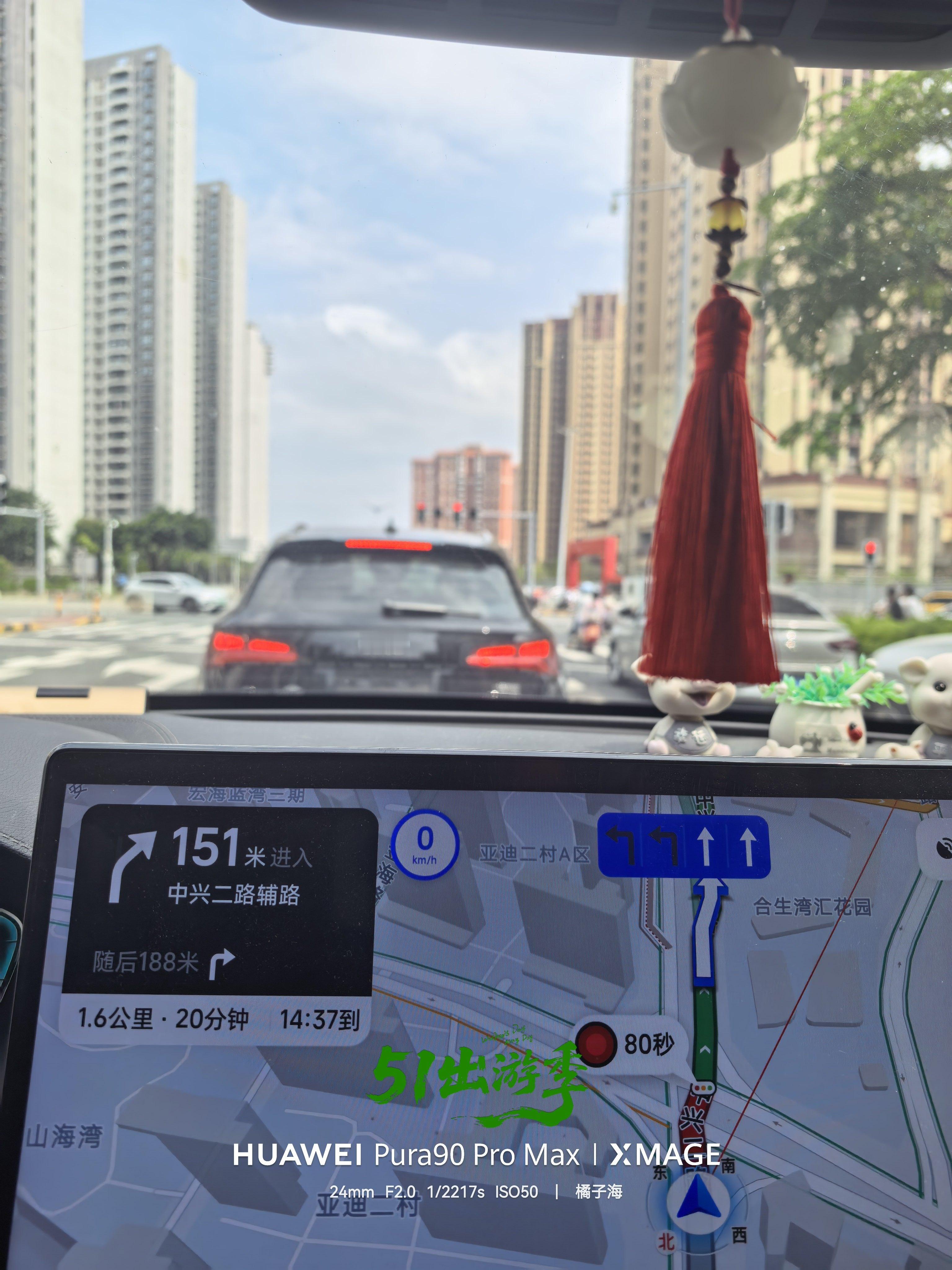 这个红绿灯真的有大问题，我们这个车道车流量这么大，然后通行的时间只有5秒钟。过了
