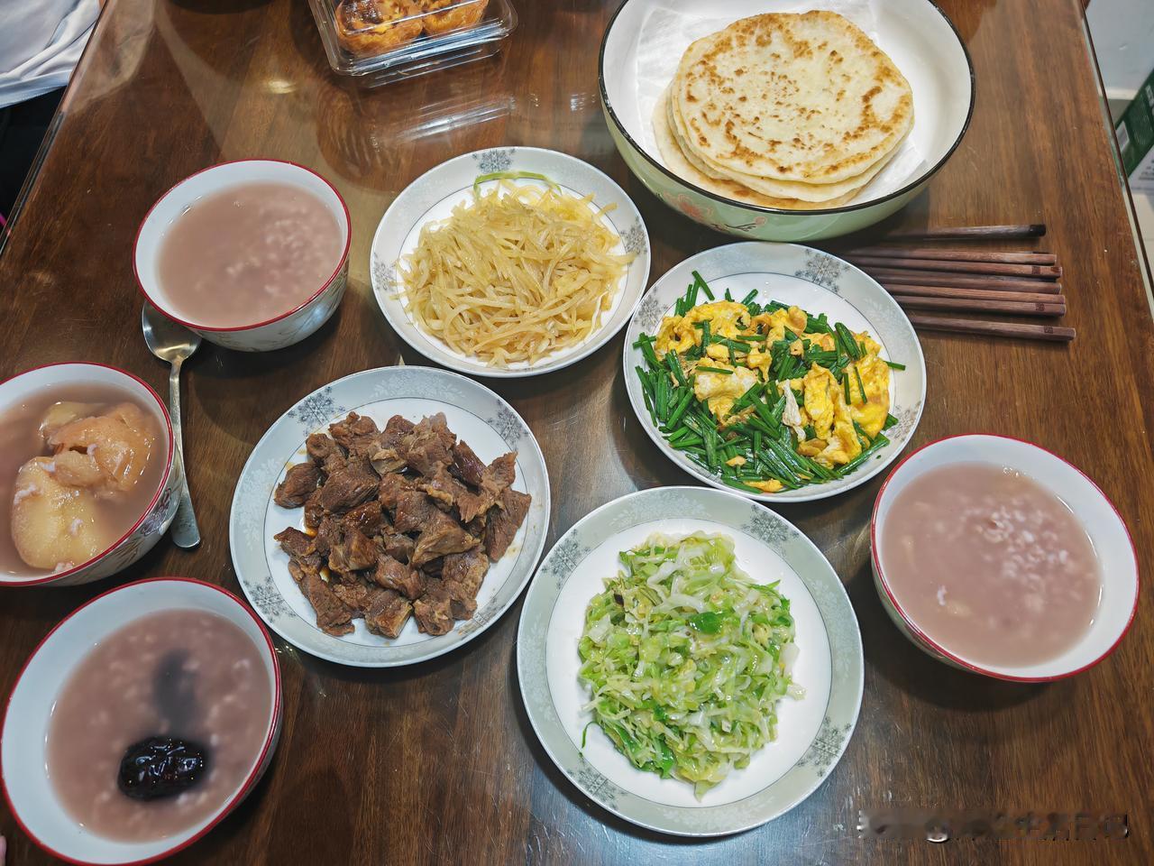 晚餐分享～
昨天儿媳休息，一周五天她难得在家吃晚饭，那我就多做两个菜。

下午儿