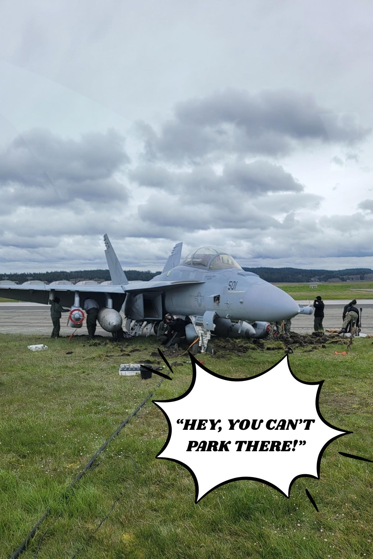 美军傻事 一架MD一等人的E/A-18G“咆哮者”电子战机冲出跑道 