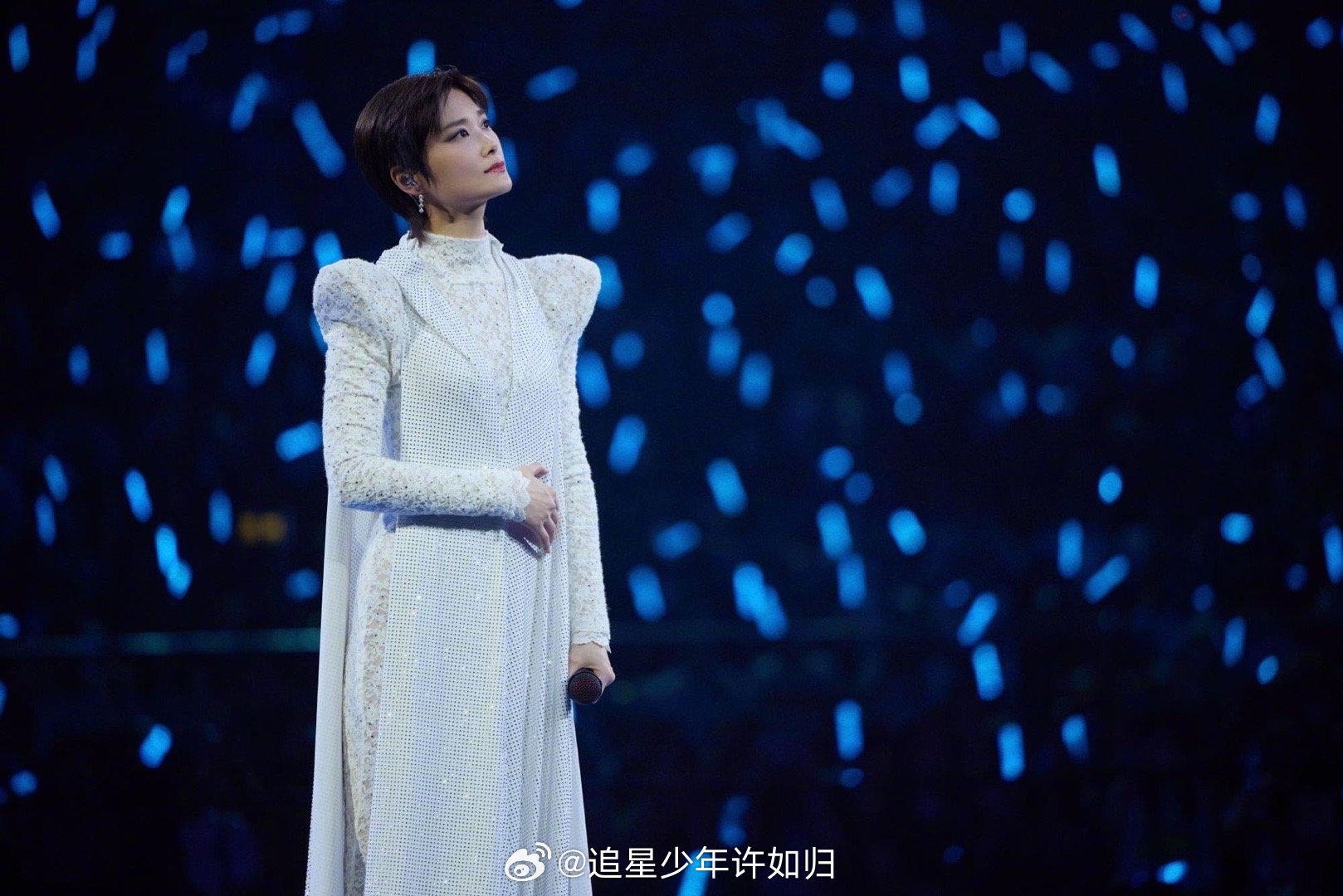 李宇春把时装周搬到演唱会现场 李宇春演唱会太会搞事！多位设计师定制战衣，从街头风