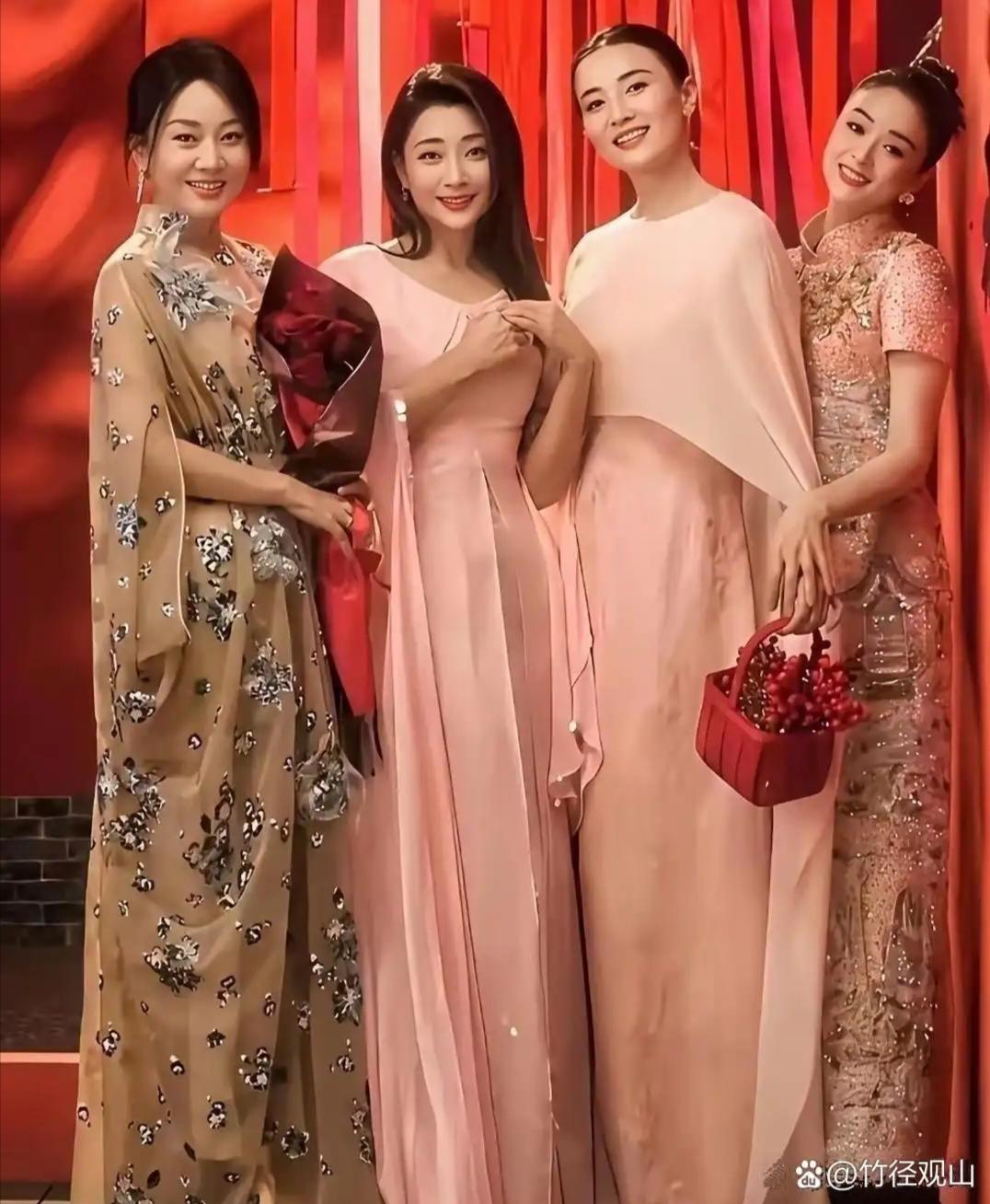 袅袅婷婷四朵花，争奇斗艳谁芳菲？
桃红杏白各千秋，君子赏鉴多品评！

“图侵删”