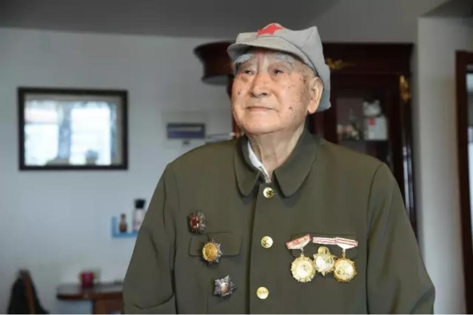 八路军政委负伤倒地，汉奸发现他还有气，附耳道：别动，一会就走
“1943年3月的