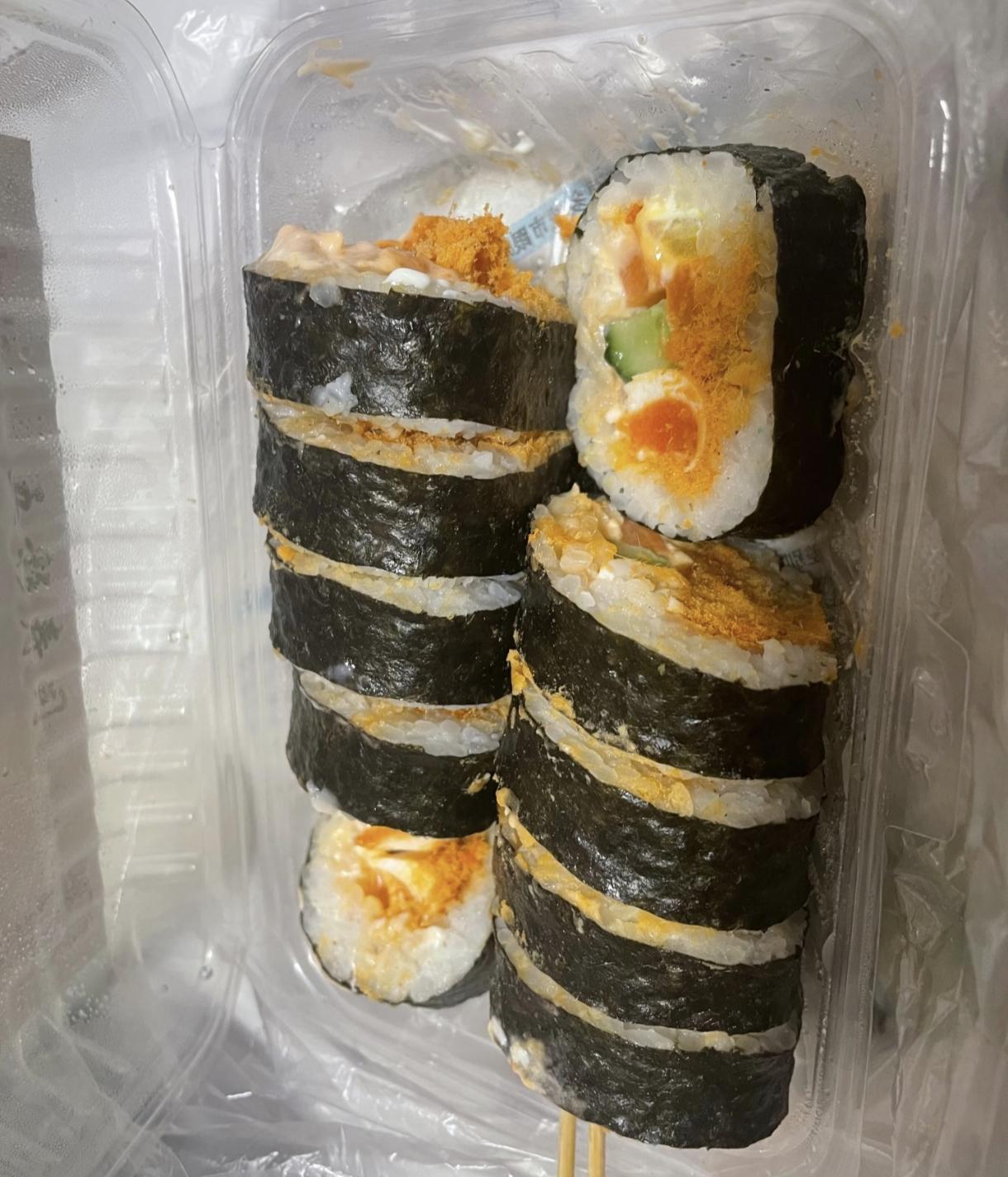 被路边小摊的这份寿司串狠狠拿捏了！紫菜卷得紧实，咬开是糯叽叽的米饭裹着喷香的肉松