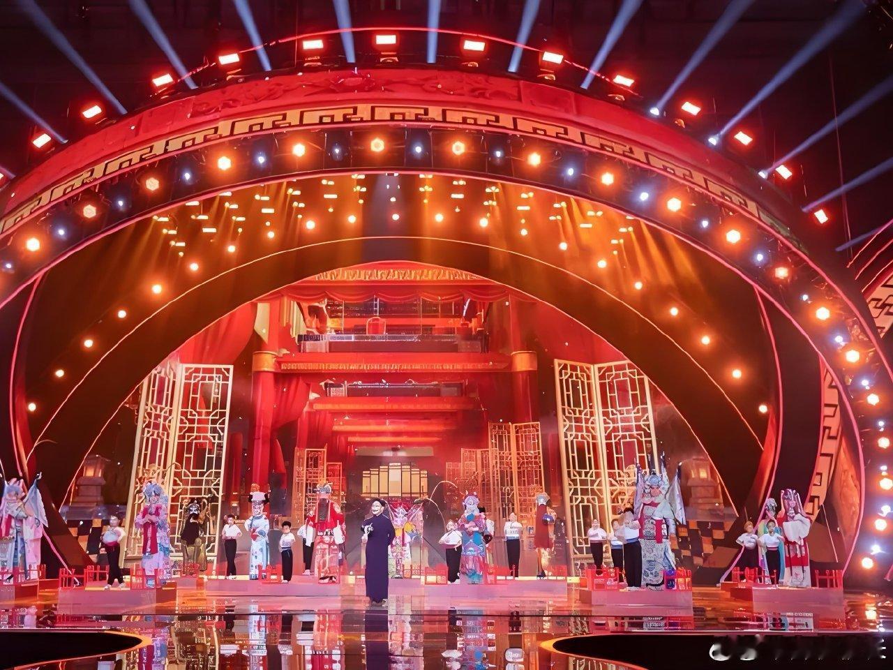 春晚的科技元素一年比一年夯 8K超高清画质下的舞台细节拉满，每一处光影变化都清晰