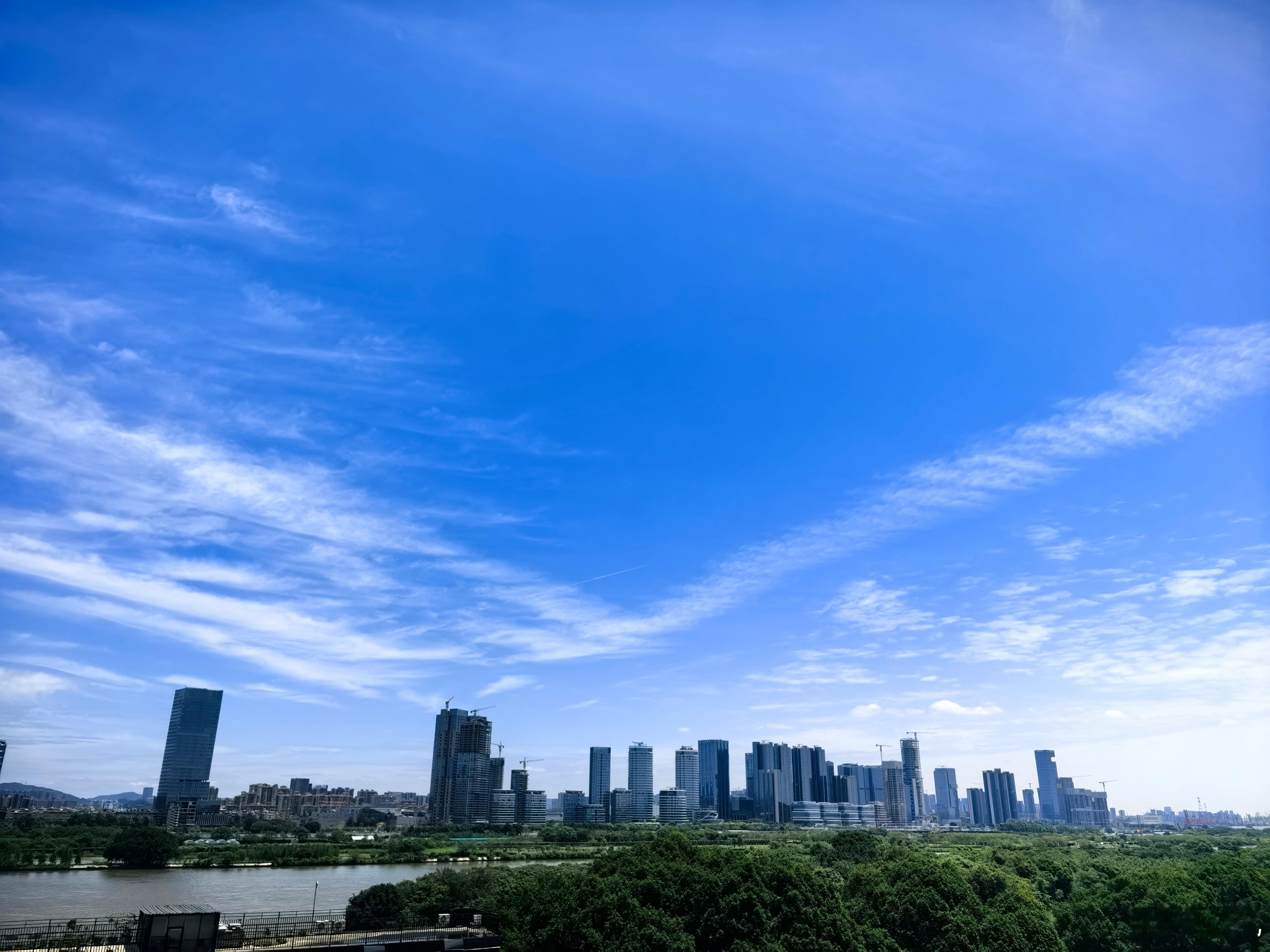 图1是坐在工作办公室看到的风景，图2是坐在北京办公室看到的风景。我到冬春就喜欢待