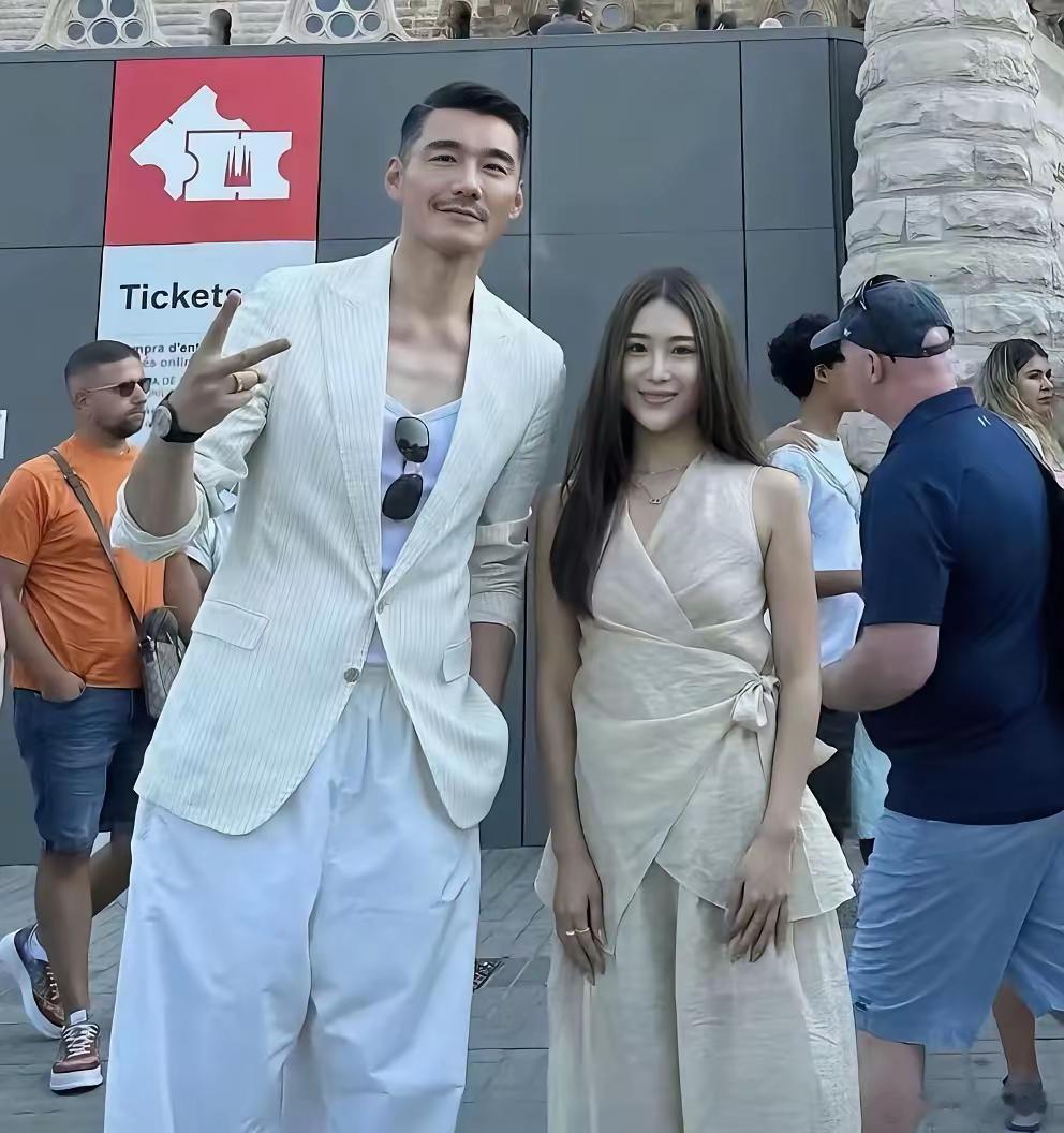 天啊，惊呆了，原来他本人个子这么高啊！不愧是模特出身，居然比女模特高出那么多！胡