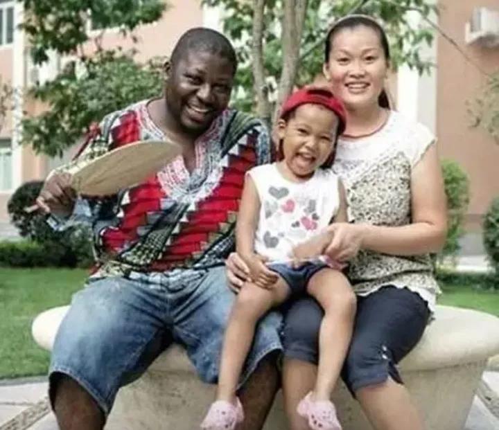 黑人与中国女人结婚并育有孩子后，非洲男人却抛下妻儿回国逃逸。那么，孩子的族籍、民