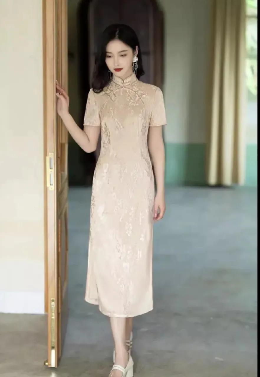阑珊处，美如画
一个中年女人，穿上如此旗袍
高贵有韵味，摇曳多姿
简直是美爆了
