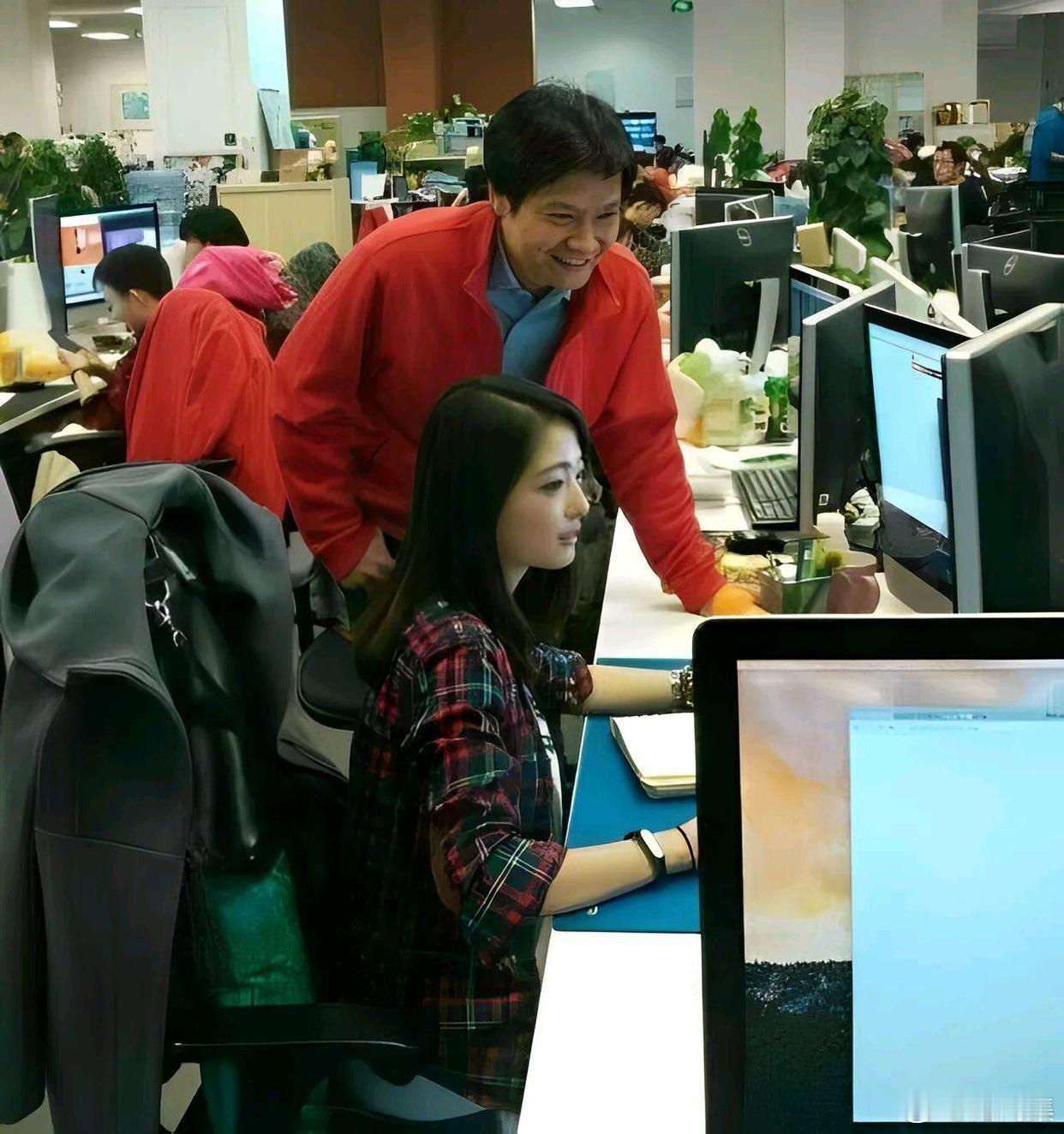 早期的雷军，查看员工工作的画面2014年，创业初期的雷军，与女工程师张功聊工作的