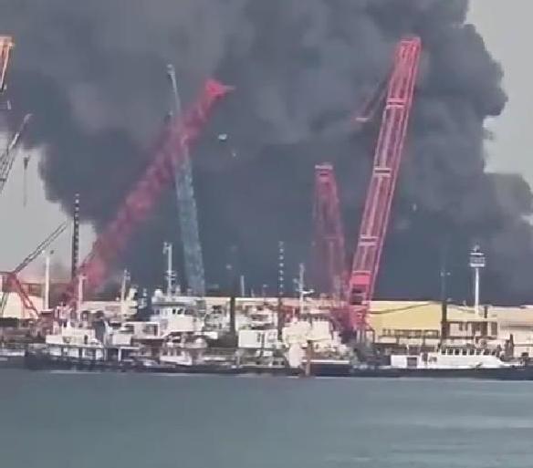 美军瞒不住了！伊朗炸航母基地，炸 11 亿美元雷达，几十万吨燃油被点燃。

当地