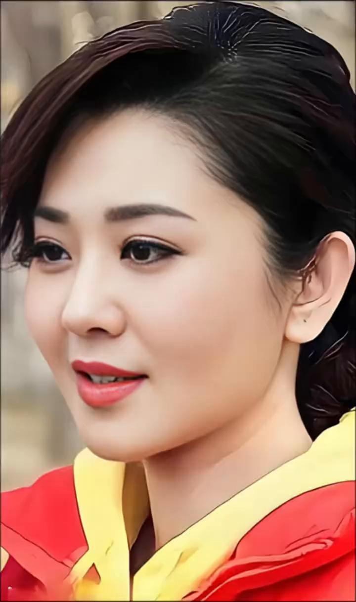 一身端庄气韵的方琼，大眼亮眼，皮肤白皙，五官舒展，明艳大方，经典国泰长相格外耐看