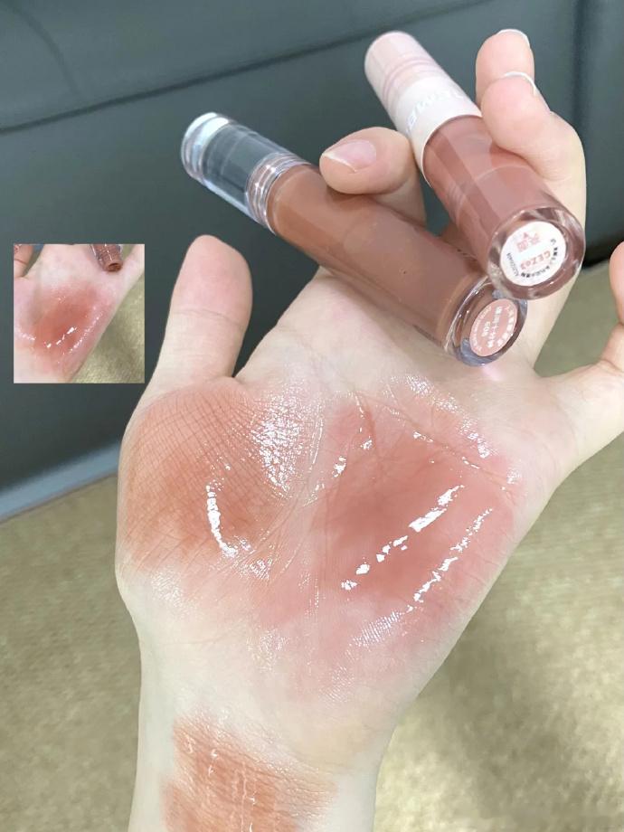 裸色镜面唇釉成膜快，玻璃唇通透高级，伪素颜涂自然到犯规，原相机怼脸都扛打，美妆控