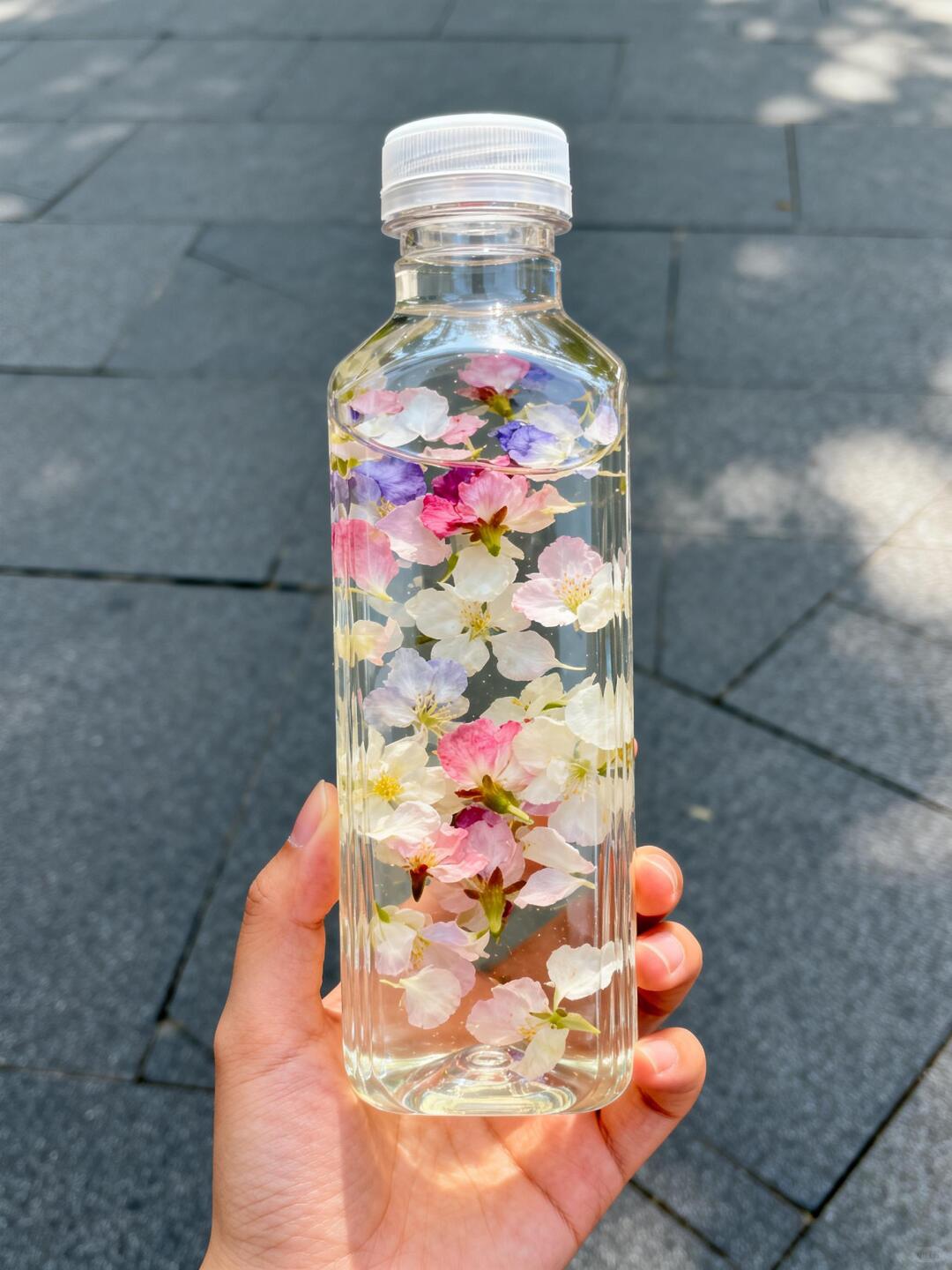 人，不能一辈子太较真。

太较真的人，通常活得并不快乐。

你以为较真是原则，是