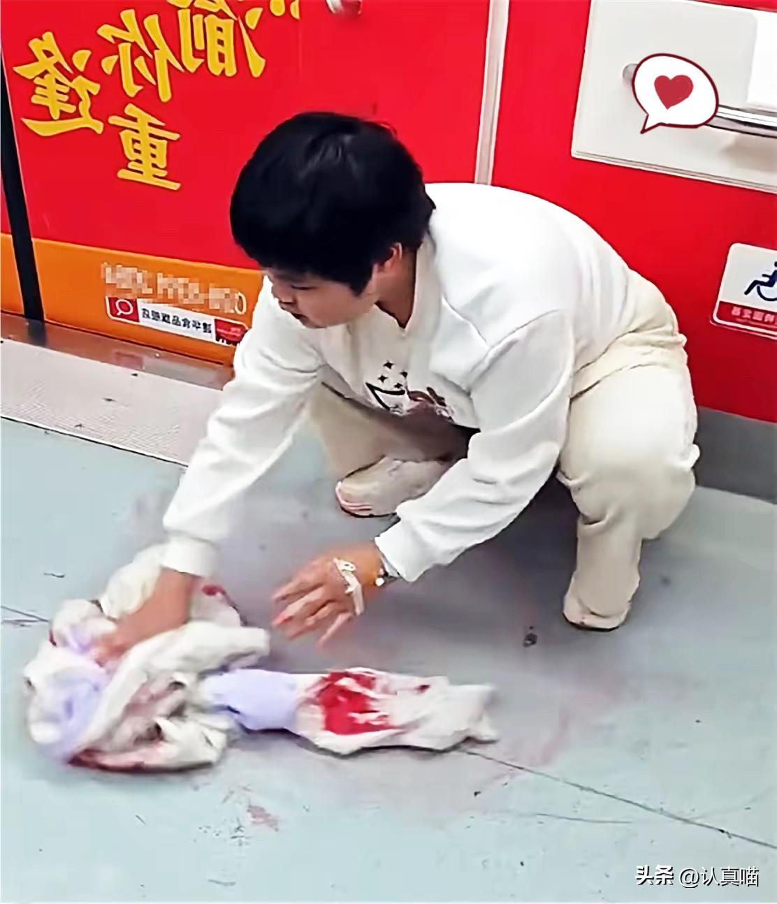 看哭了！[流泪]
重庆地铁这一幕，藏着刻进骨子里的教养。
3月23日，女孩胡心瑶