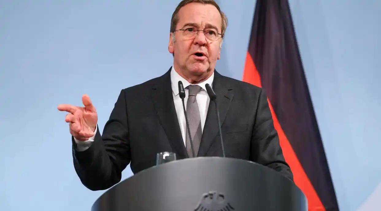 德国这次是真的不藏了，直接摊牌放大招，2026年4月22日，德国国防部突然官宣，