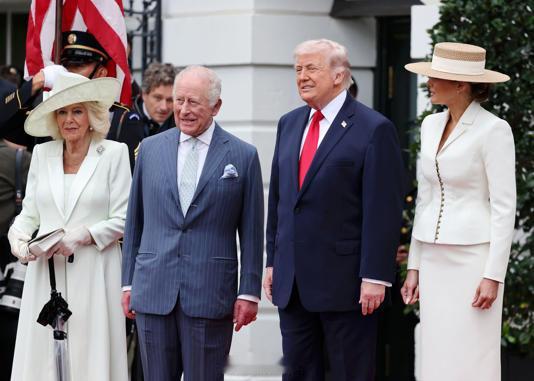 英国王后为何拎把雨伞呢？网图 