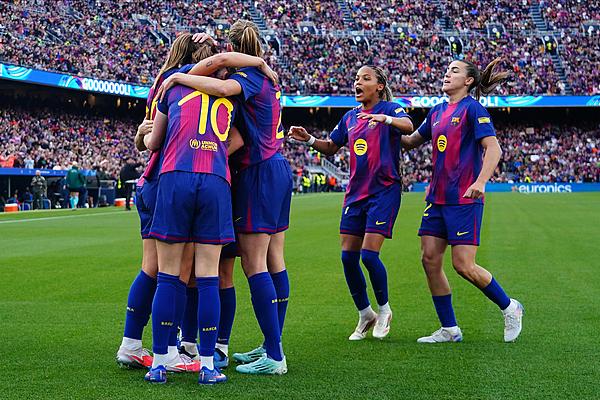 巴萨女足6比0大胜皇马闯进欧冠半决赛
 
3日消息，女足欧冠1/4决赛次回合争夺