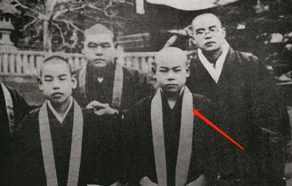 1943年的一个晚上，山东沂县的一个小村庄里，一个老农烧好饭菜，带上酒，一路躲过