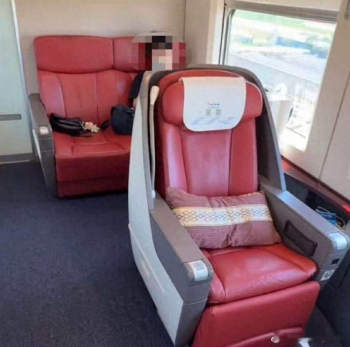 12306回应新增低人一等座提醒就是一个善意的提醒吧，如果应急或者有需要，价格合