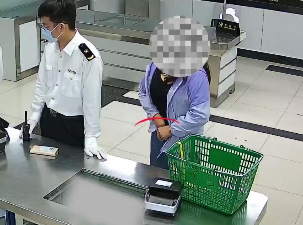 2026年6月13日，罗湖海关在进境旅检通道开展监管工作时，查获一起旅客藏匿贵金