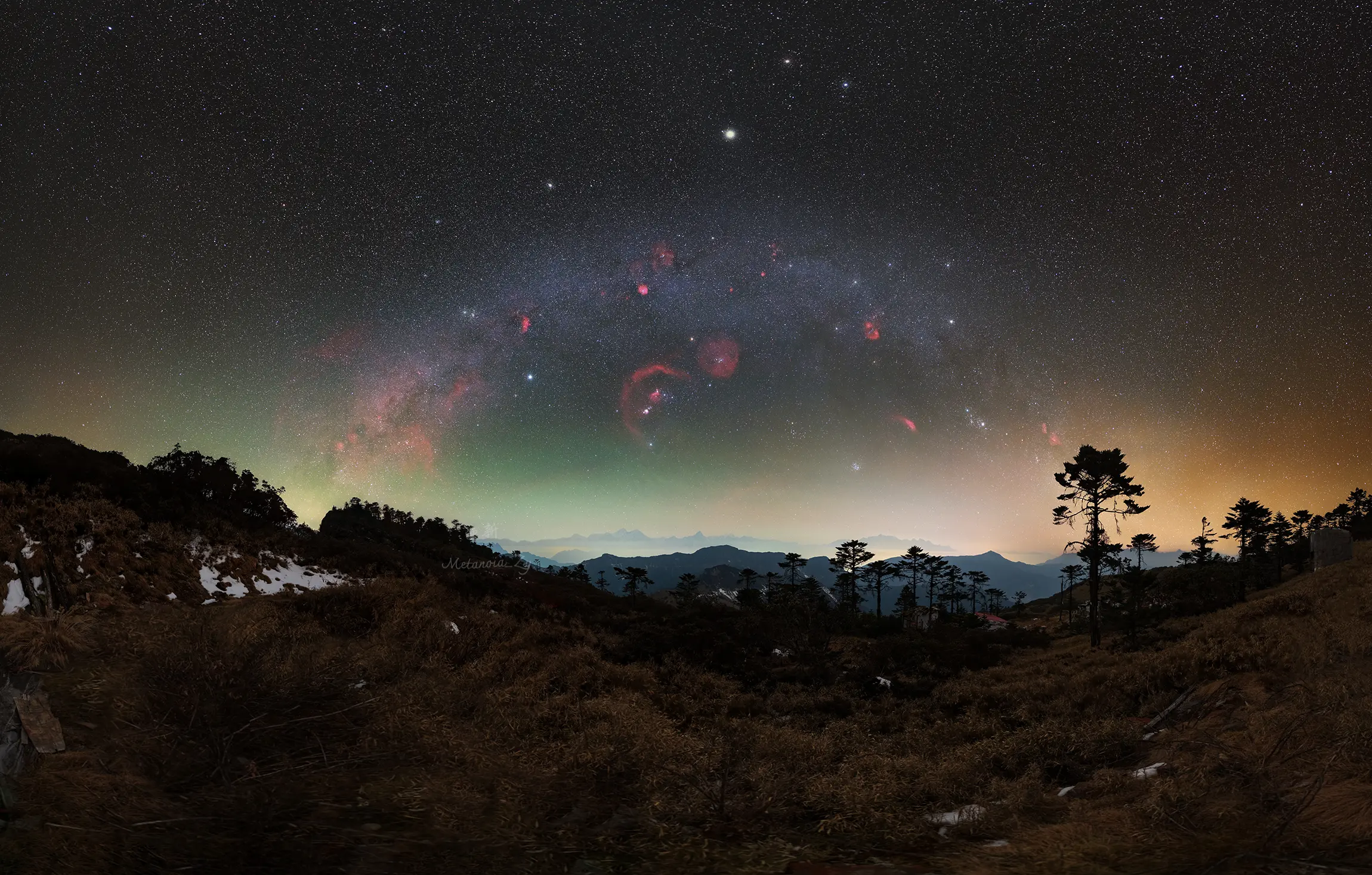 贡嘎东坡冬季银拱。独自一人在林中守候满天星辰。 星河流淌，群山静默。 ...
