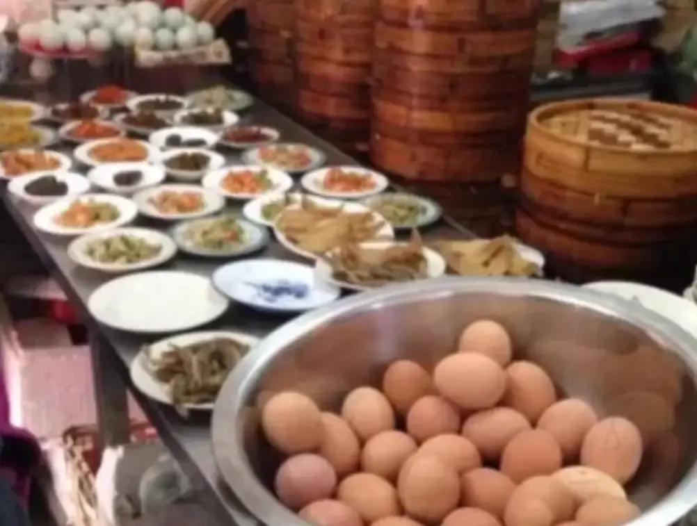 山东，一家饭店在2024年7月推出了5元不限量早餐，原本是想让附近上班族和老人花