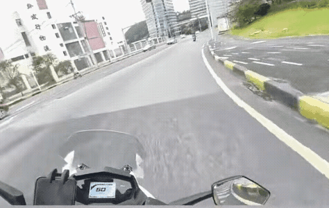 这撞的可真疼，稍微观察一下，也不会如此 吧。过马路一定要注意观察，绝对不建议这种