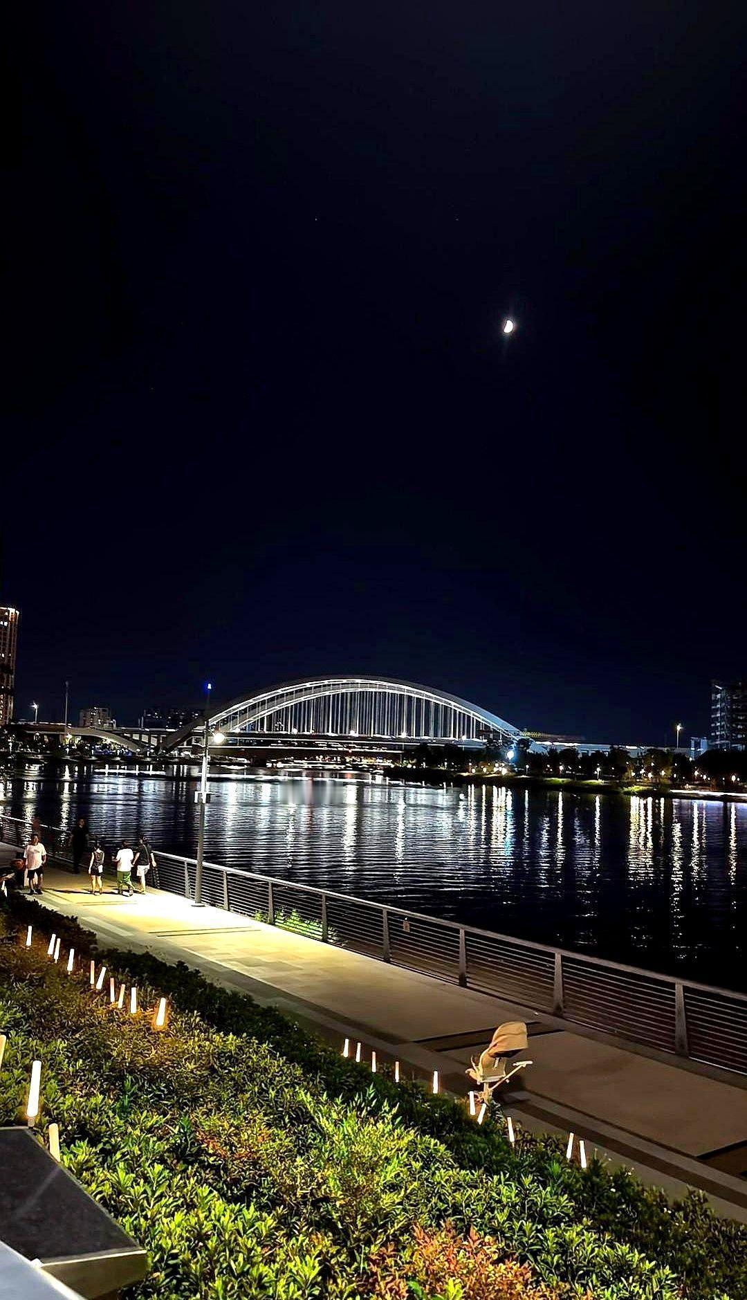 练拳不是练力气，是练敢不敢看人眼睛。
瞳孔多慢一毫秒，拳就慢半拍，被人KO的概率