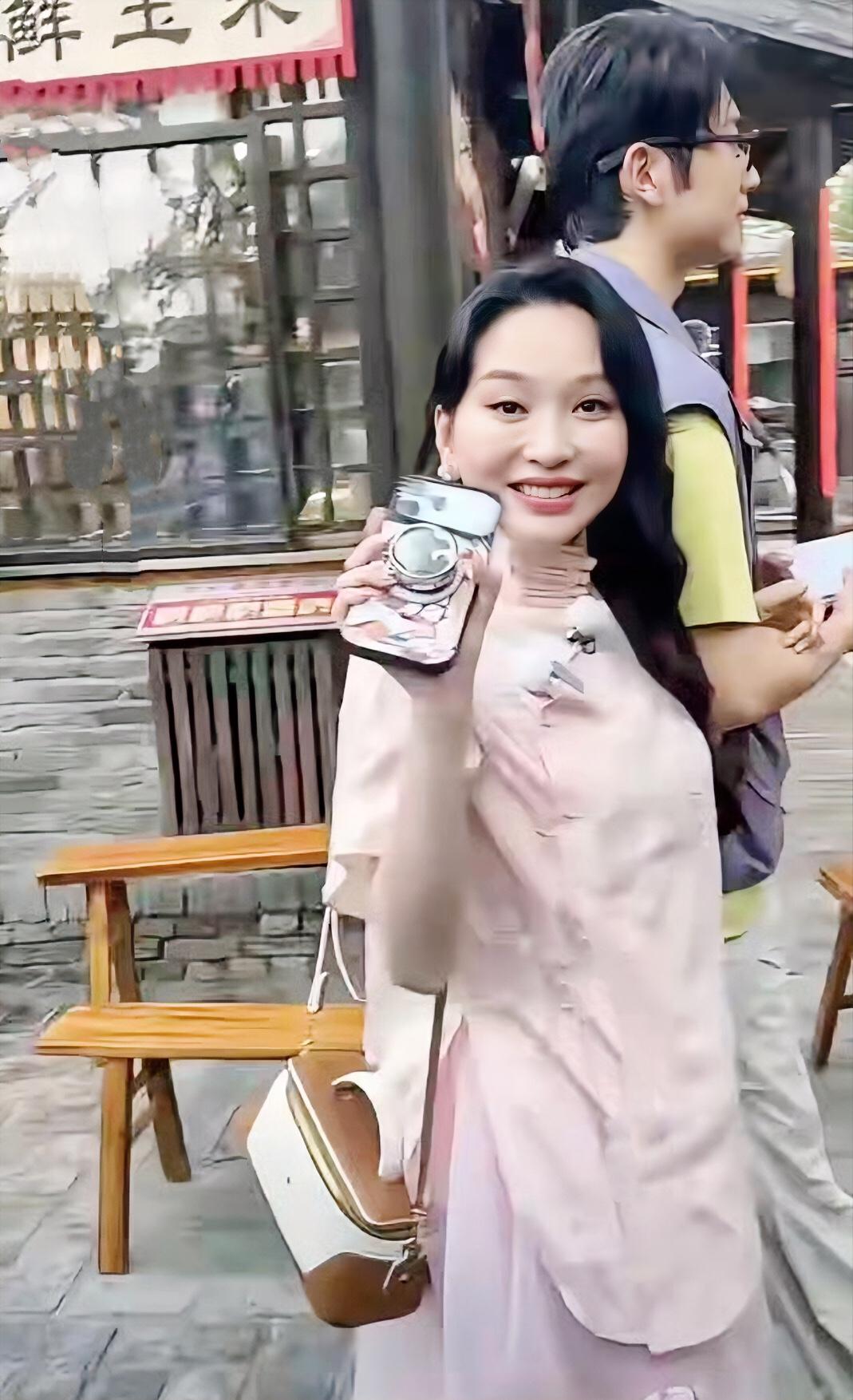 明星不要乱do脸，难以想象这是45岁的金莎，丝毫没有年轻时的影子 明星 热门 娱