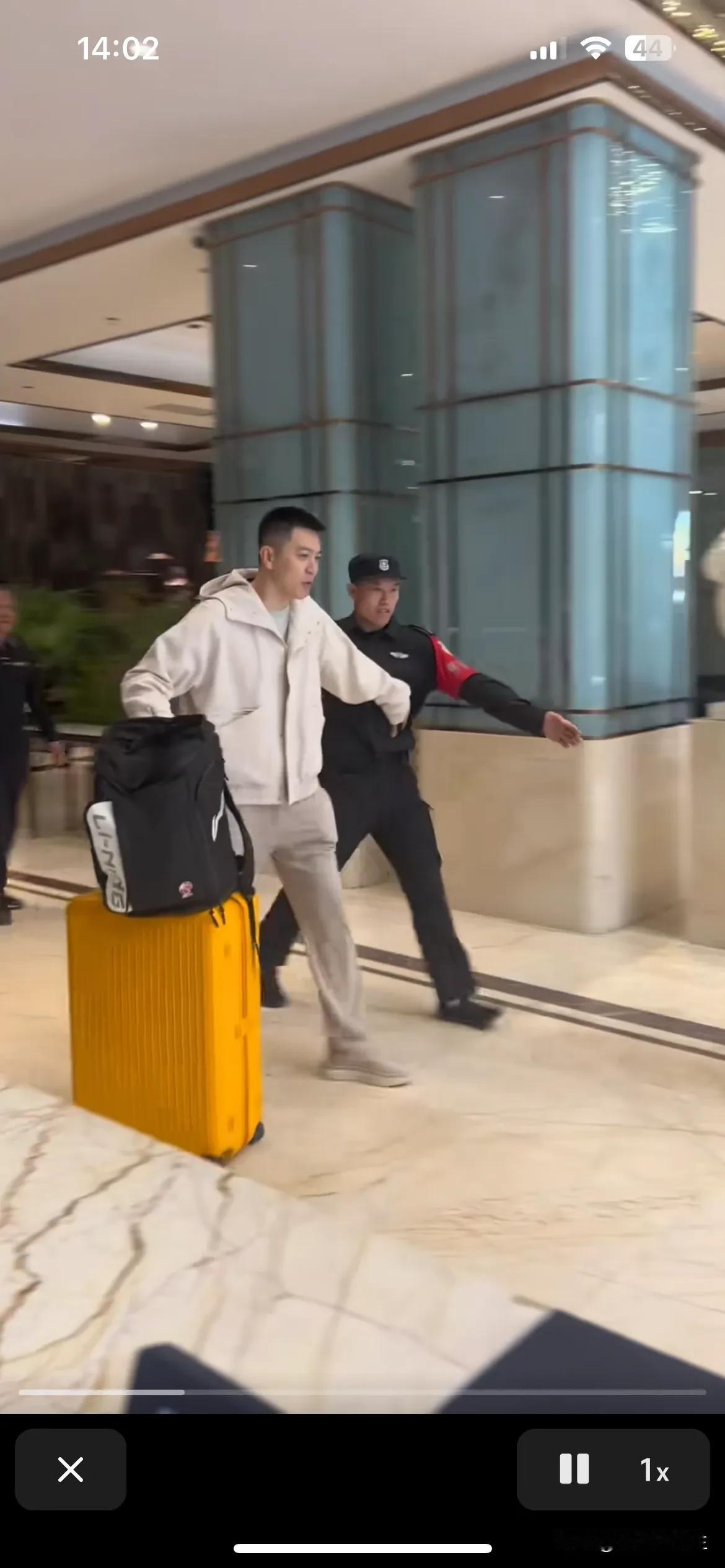 今天笑声是丹东下榻的酒店安保团队给的
太敬业了[赞]
安保团队以后再有大型活动去