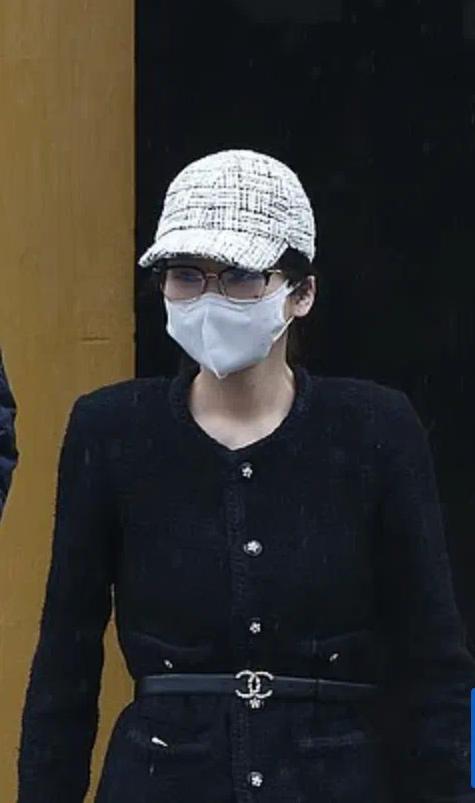 最近，23岁华裔女子杨兰兰火了！

事件起因是其在澳大利亚开豪车出了车祸，撞伤人