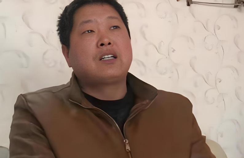 河南郸城的退伍军人仵瑞华在街头修了二十多年水电，47岁那年去镇政府溜达，竟在公告