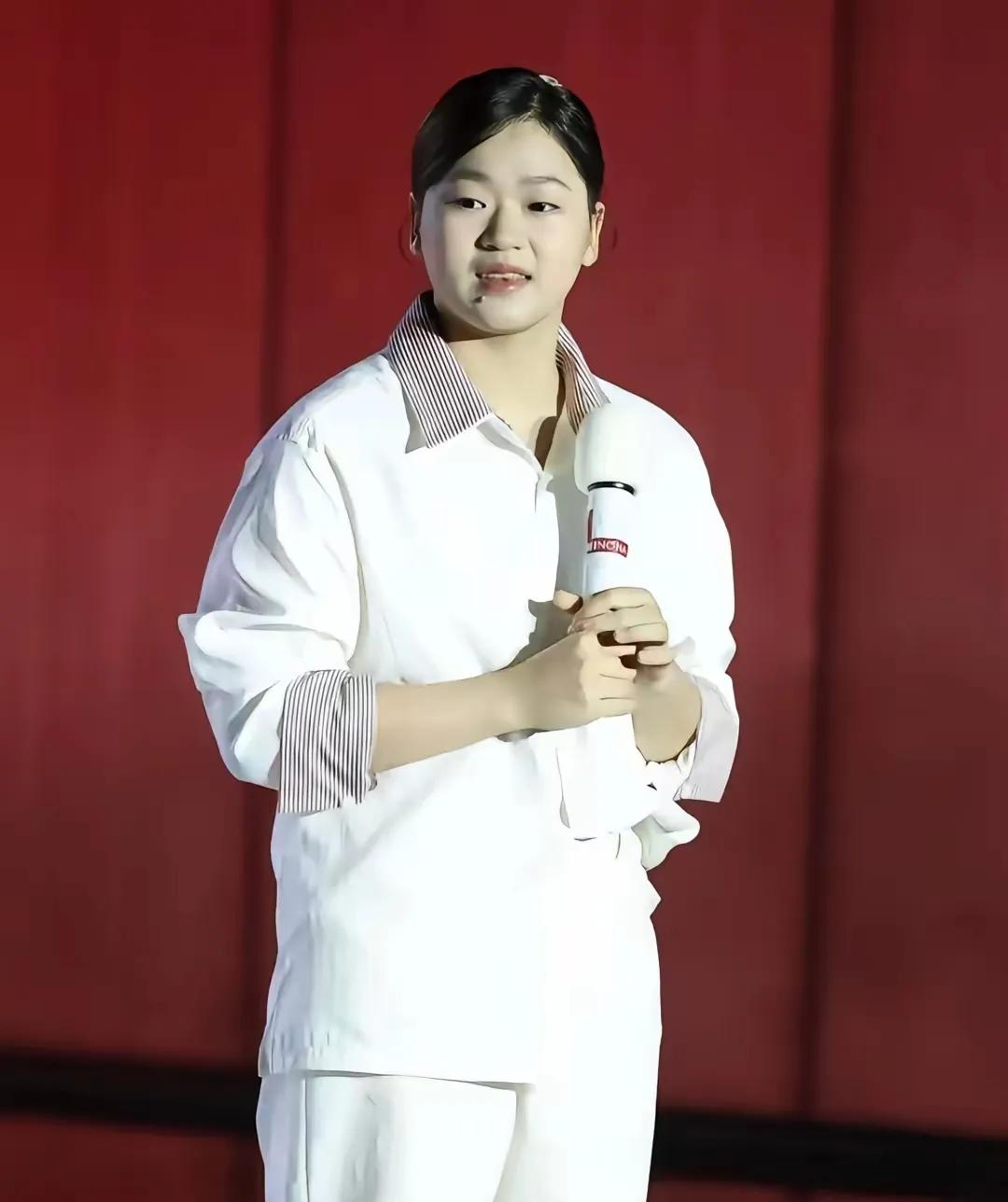 全红婵上海这场露面，一句话就把人钉住了。

她说：“没读过多少书，可跳水教会了我