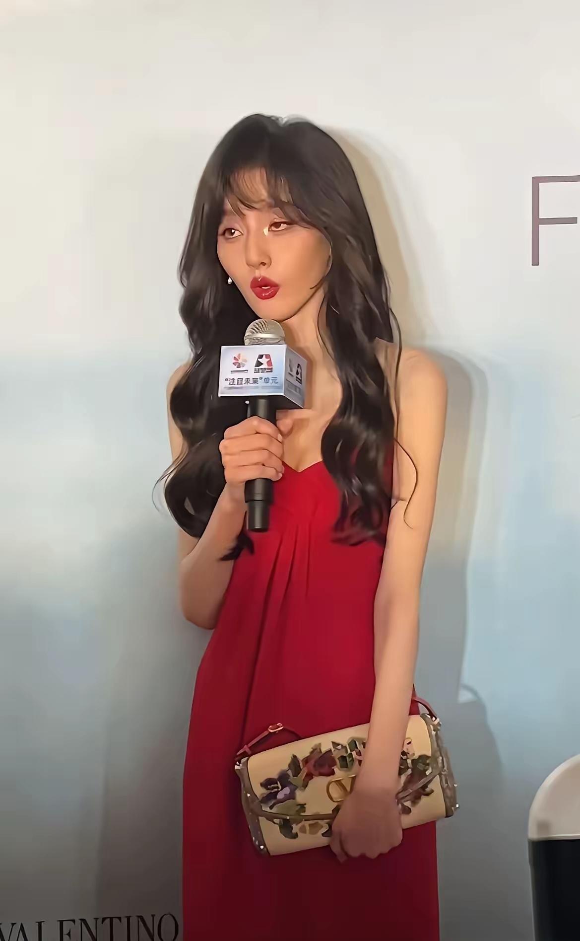 这是宋祖儿
不说
你能认出来吗？

这完全是一副骨架披了一张皮
吓人

明星为了