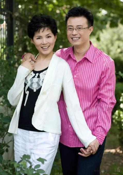 1999年，央视主持人白燕升和周佳刚新婚9个月，周佳突遭六级伤残，瘫痪在床。为了