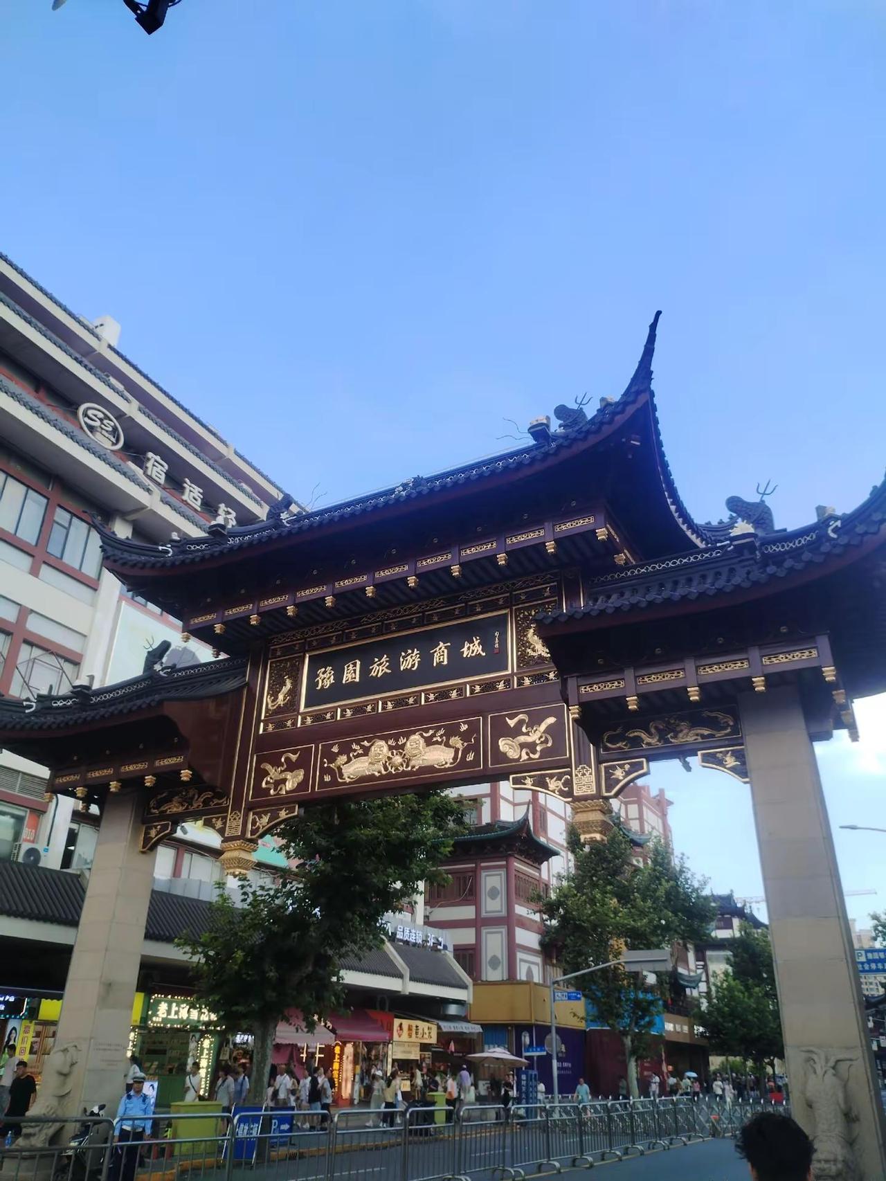 打卡上海城隍庙-豫园。高温下的城市漫步，再访上海城隍庙，有点失望，全是商业味道上