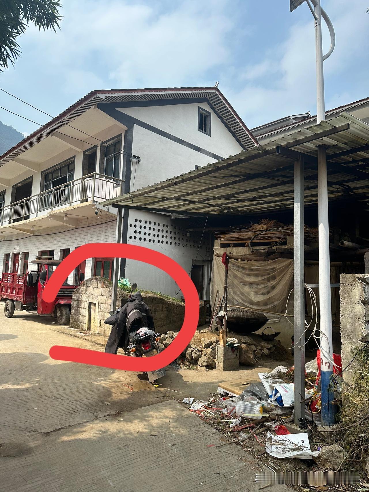 春日生活打卡季你们看看这家人的胆子大不大？也不知道是谁先住进来的，看样子相处得还