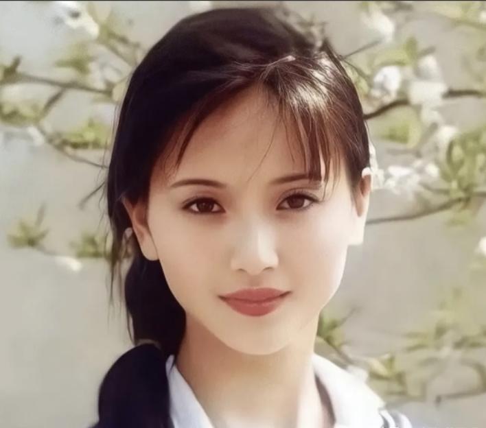 演员侯勇说：“1992年，在央视春晚的后台，我第一次见到陶慧敏，就在心里想，天哪