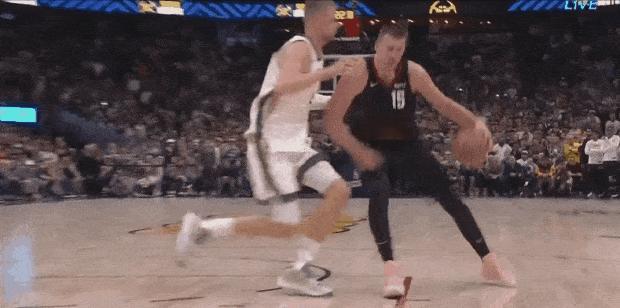 约基奇不愧为传球大师，和联盟一等一的高手，在这么小的空间还能传出这么漂亮的空中接