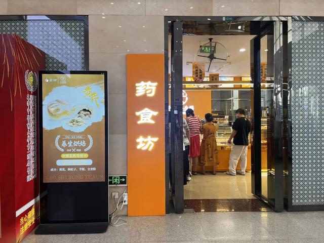 年轻人涌入医院买面包