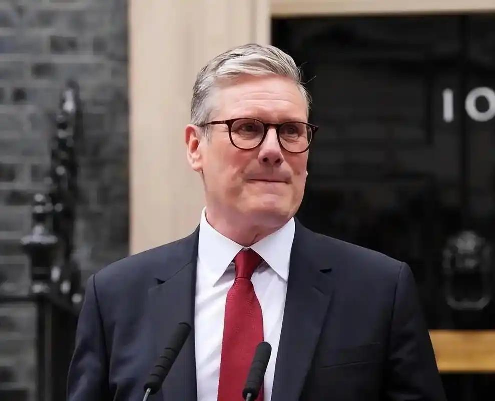 这无疑是英国近年来最大的讽刺！斯塔默曾承诺带给英国“稳定”，结果现在他自己成了不