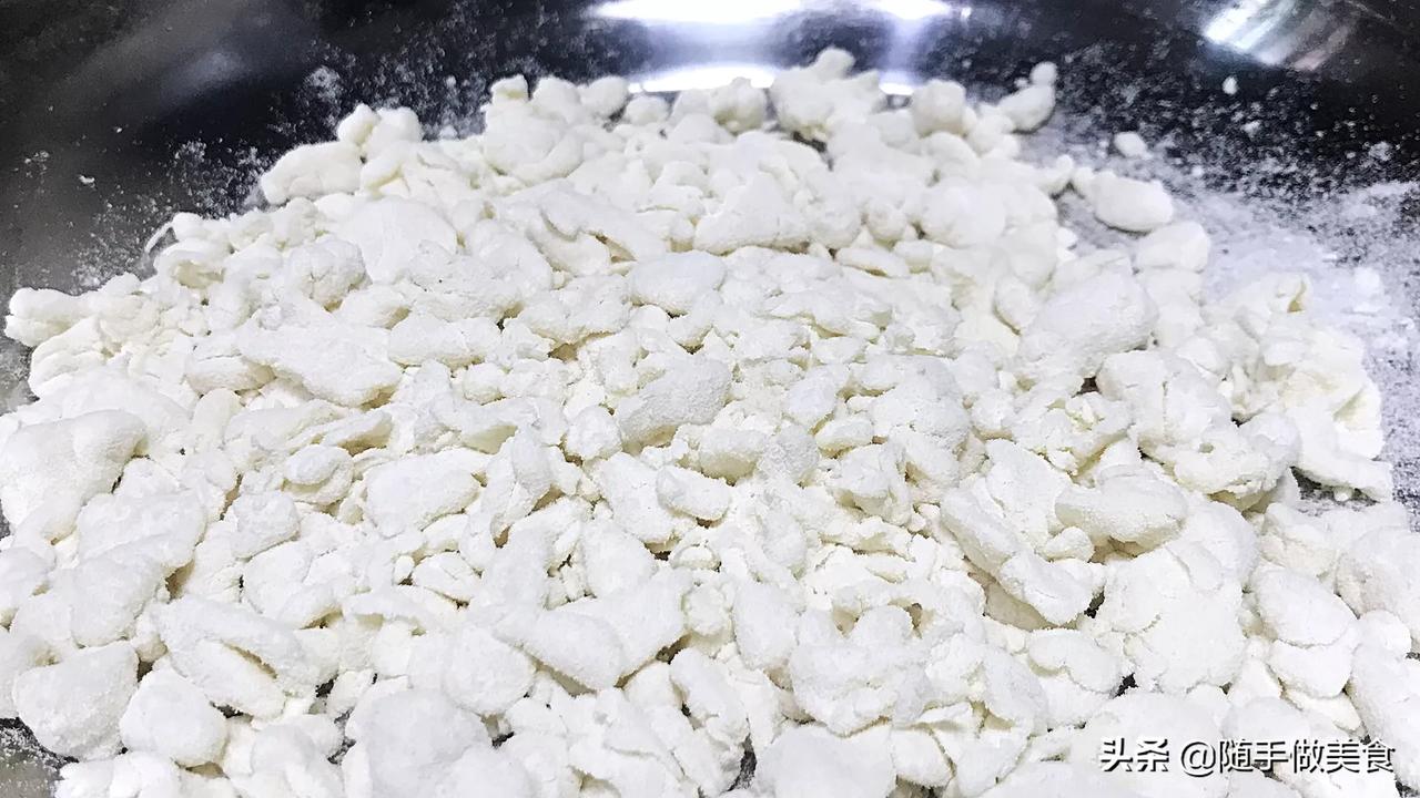 做疙瘩汤有窍门，不用筷子搅面，疙瘩好吃还劲道
做法视频链接>> 点击观看视频