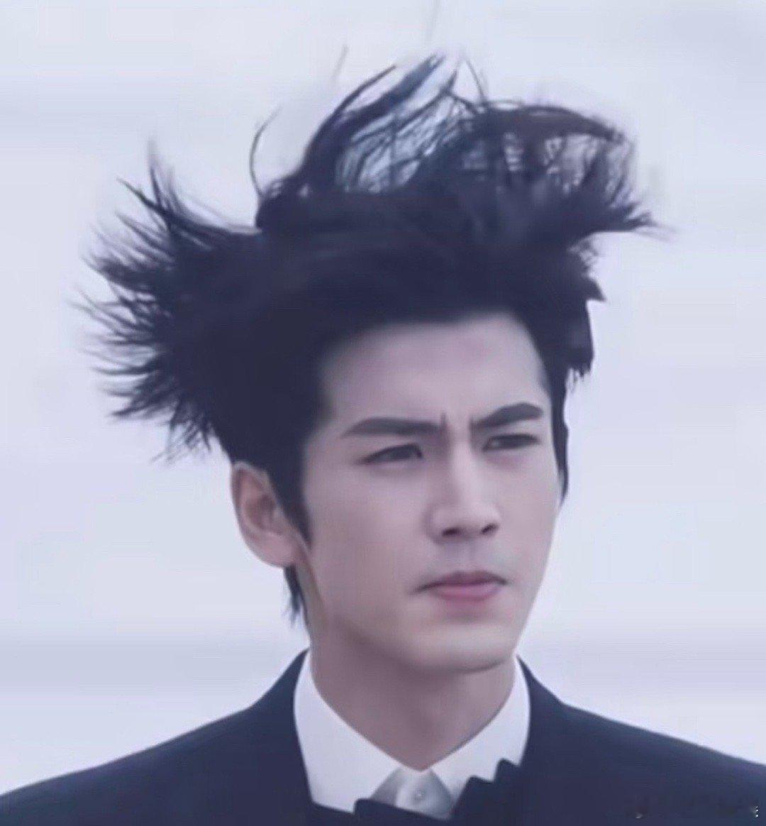 张凌赫ELLE炸毛剪刀手爱德华哈哈太可爱了啊[捂嘴哭]张凌赫剪刀手爱德华真的没招